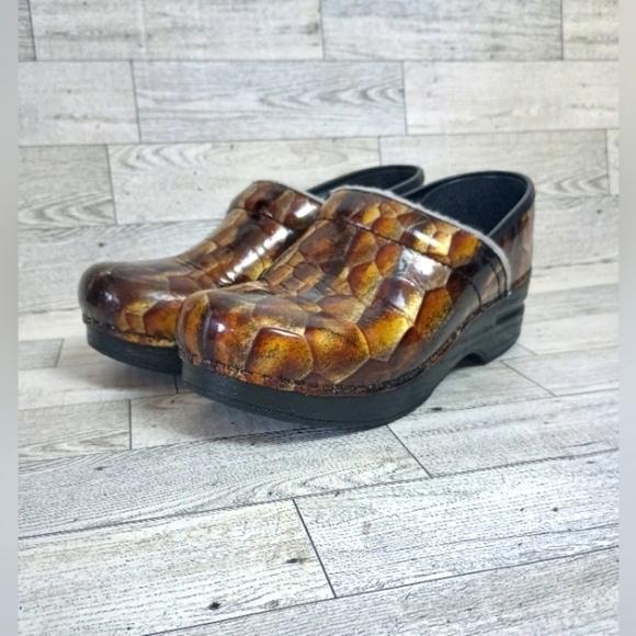 Dansko Shoes Womens 35 EU 4.5 - 5 US Brown Snake Reptile Print Leather Clogs - Picture 1 of 11